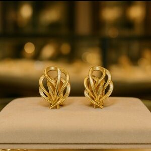 Vintage Sarah Coventry Town and Country gold tone earrings, clip on & signed 💛